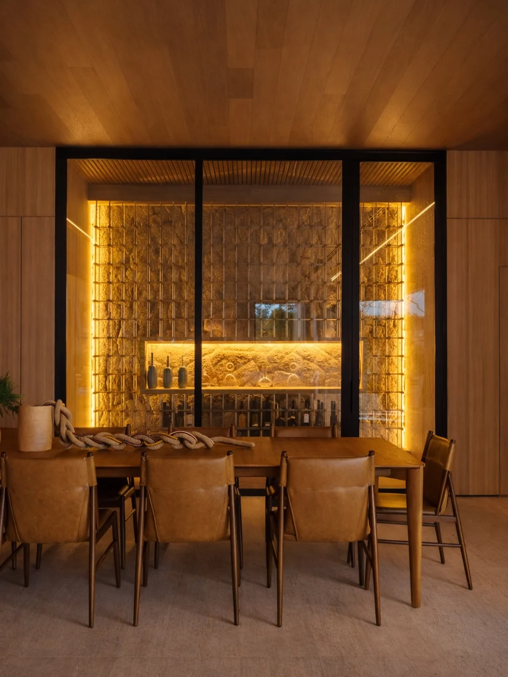 Lakefront Luxury Home - Image 10