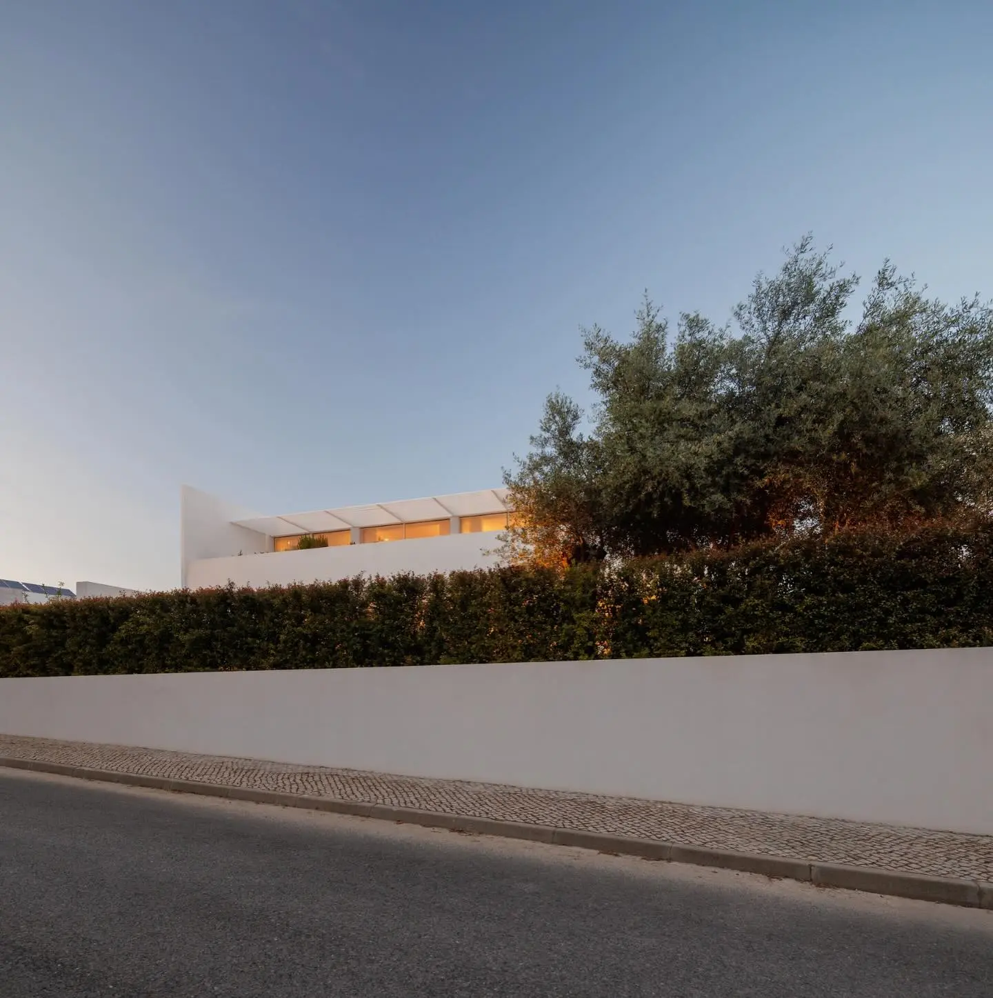 Ultra-Modern 4-Bedroom Luxury Duplex with Minimalist Design - Image 9
