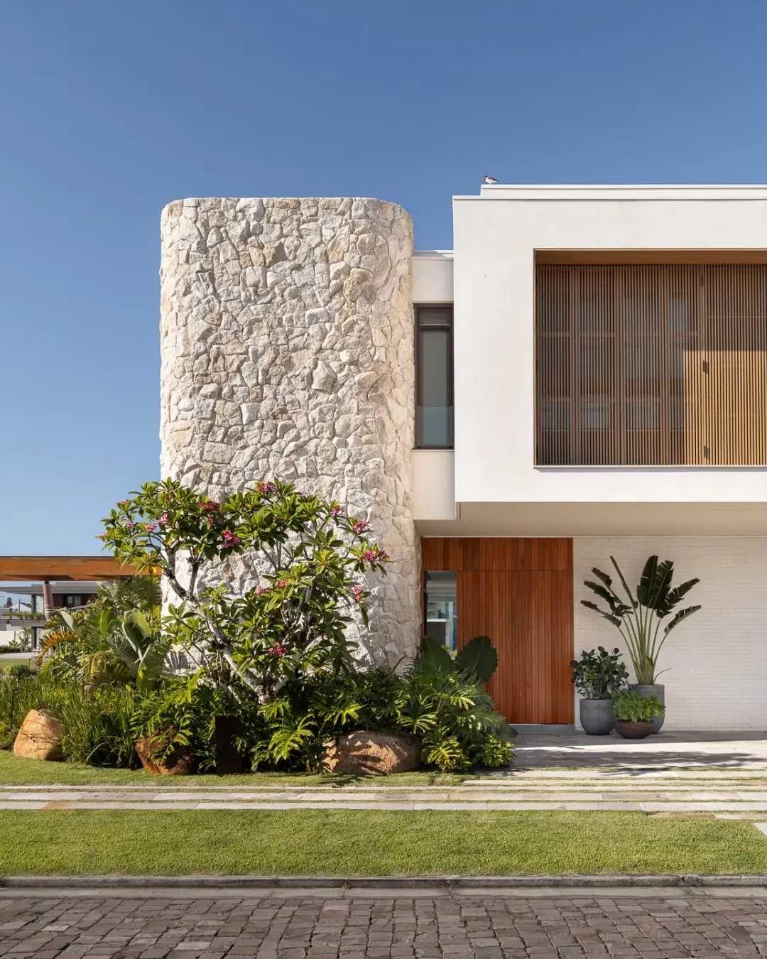 4-Bedroom Family Home & Coastal Retreat – Modern Minimalist Elegance