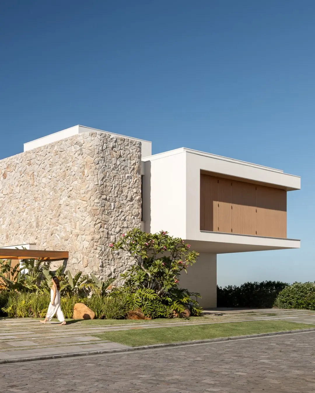 4-Bedroom Family Home & Coastal Retreat – Modern Minimalist Elegance - Image 4