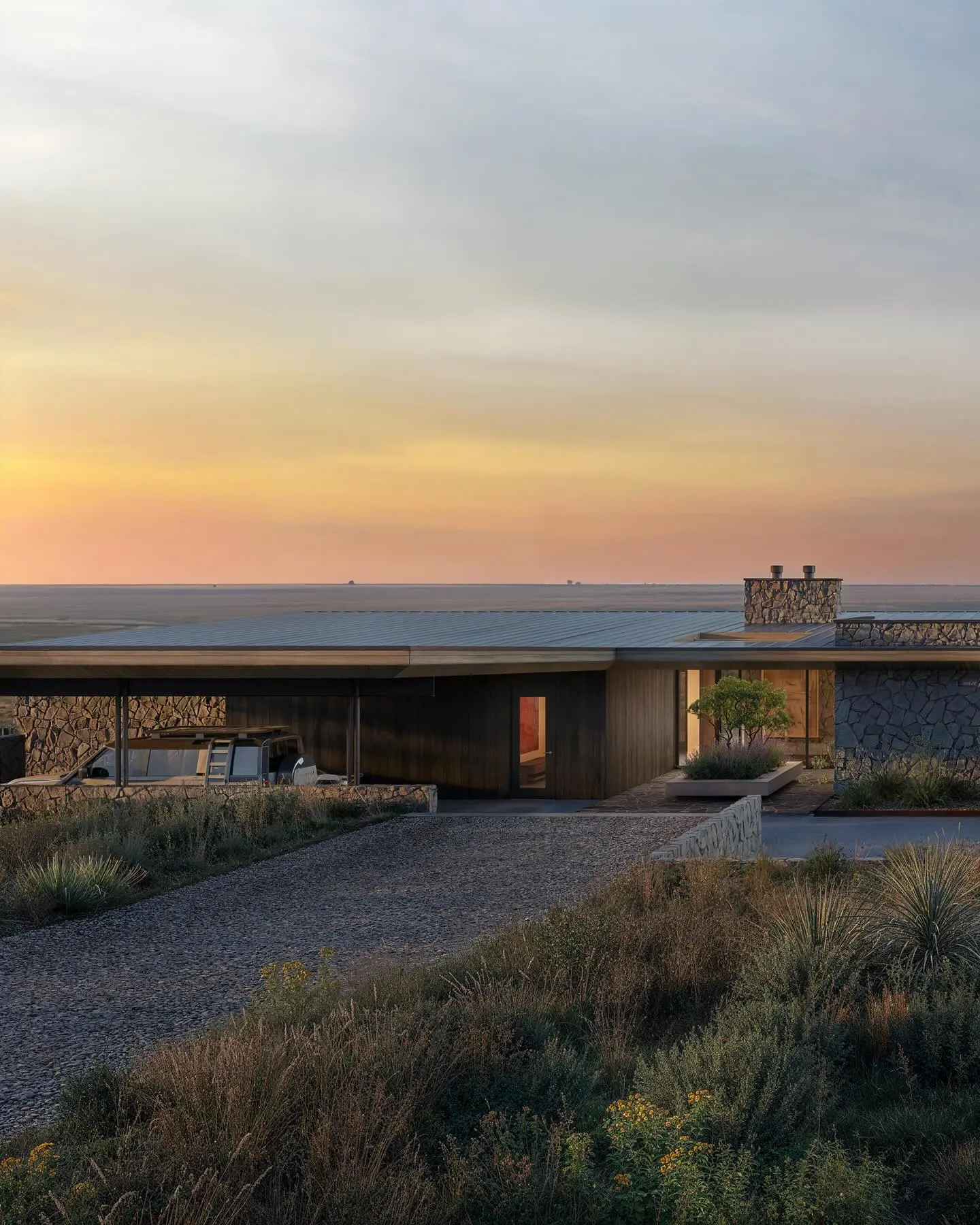 Ultra-Modern 4-Bedroom Family Retreat - Image 2